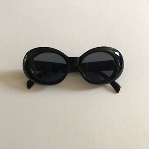Black sunglasses / clout goggles